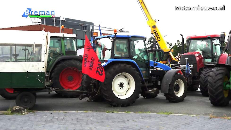 Boeren blokkeren voor derde keer Albert Heyn distrubutie centrum in Zwolle