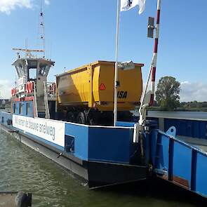 Update 14:40 uur: De schipper van de pont liet in de middag weten dat het toen wel raak was. De eerste oversteek van een landbouwvoertuig is een feit.