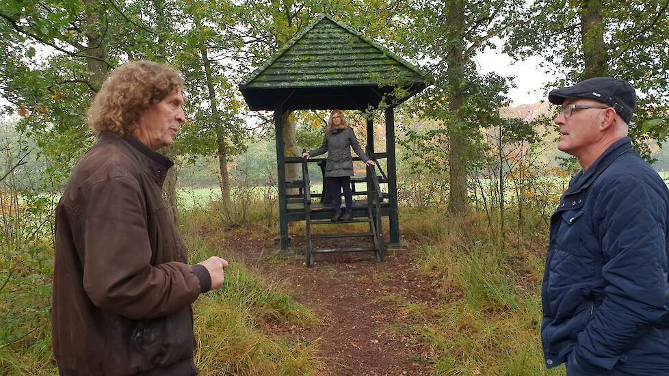 Jan Ottens (links) in gesprek met Petra en Willy Baltussen.