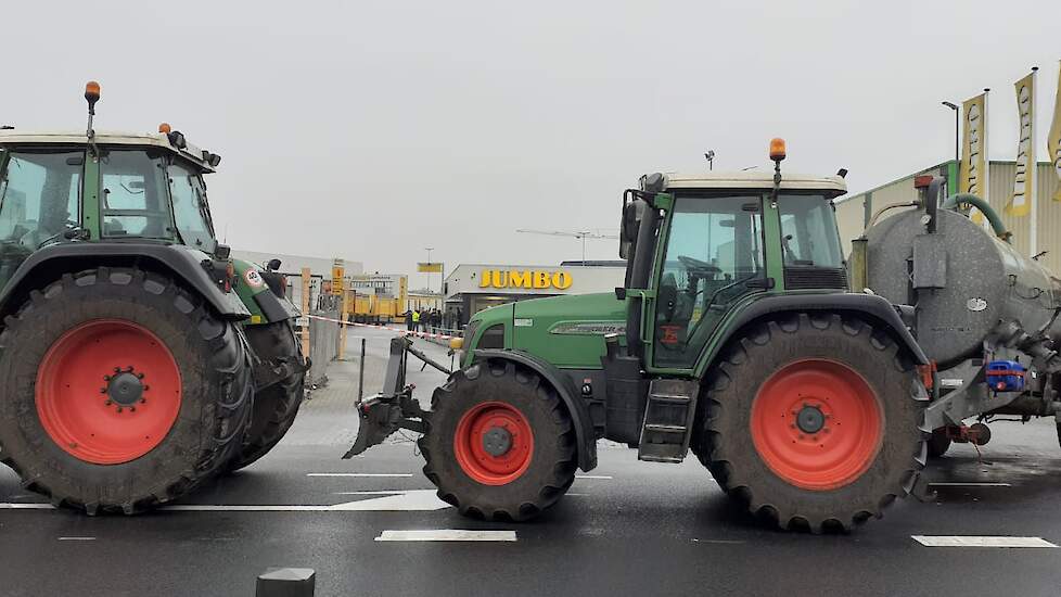 Trekkers voor het distributiecentrum van Jumbo in Veghel.