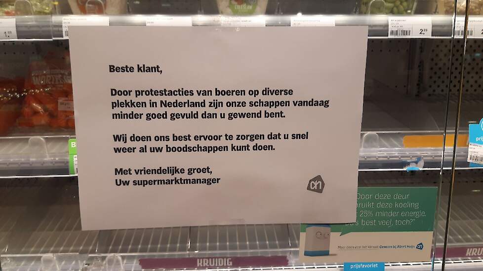 Albert Heijn heeft briefjes opgehangen, waarop staat dat de boerenprotesten de reden zijn van de lege schappen.