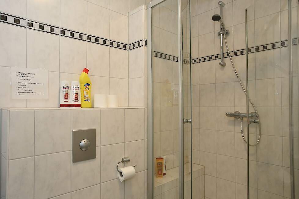 Douchen is al tien jaar verplicht op het scharrelhennenbedrijf van Jochems pluimvee in Rijsbergen (NB). De familie beschikt over een mooie douche voor erfbetreders.
