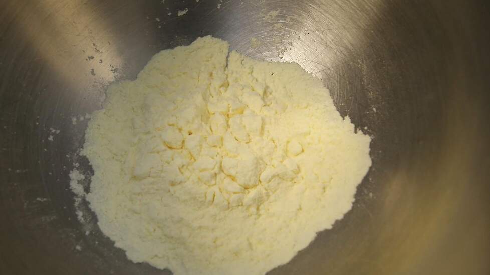 Global Food Group ontwikkelde samen met de klant een opklopbaar eiwit waarvoor minder vloeibaar eiwit nodig is. In het eigen laboratorium laat Lemmers zien hoeveel eiwit er opgeklopt kan worden uit een beetje eiwitpoeder. „Wij proberen met minder eiwitpoe