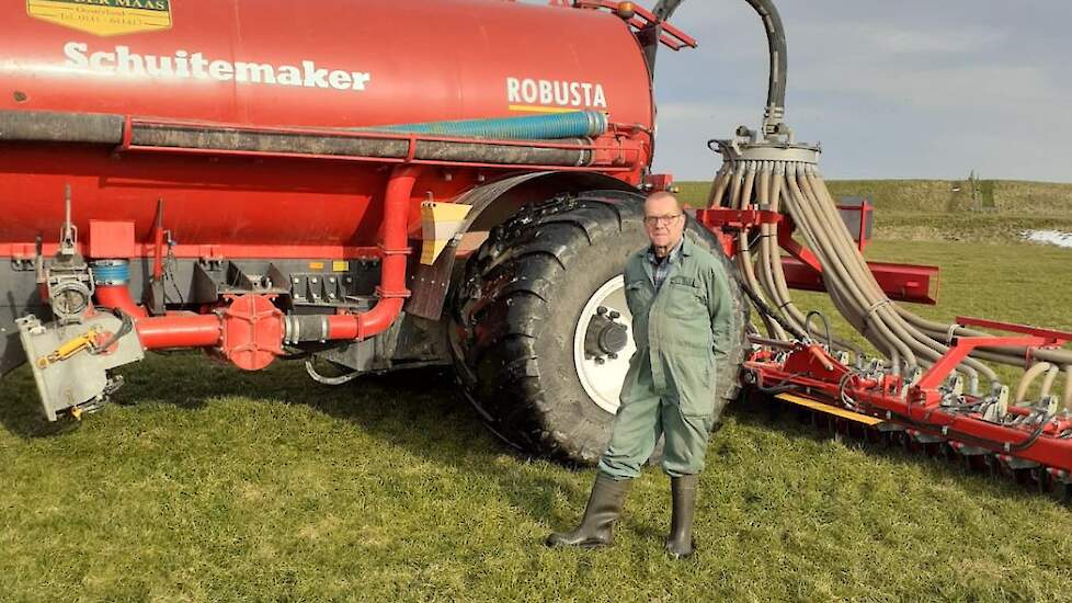 Melkveehouder Peter van der Steege laat voor het eerst dit jaar drijfmest uitrijden op Schouwen-Duiveland (ZL).
