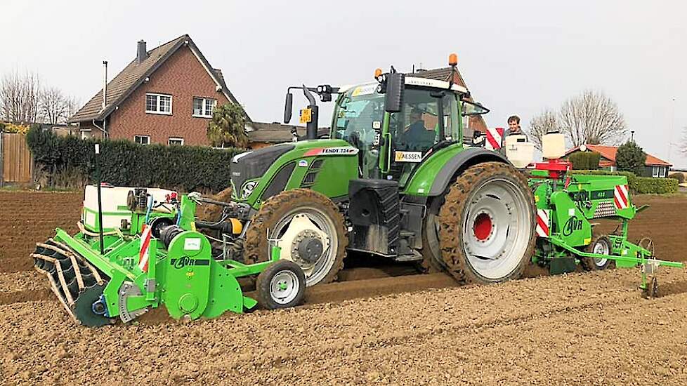 In Scherpenzeel, op letterlijk een steenworp afstand van de Nederlands-Duitse grens bij Waubach-Landgraaf, pootte loonwerker Vaessen maandag de eerste aardappelen.