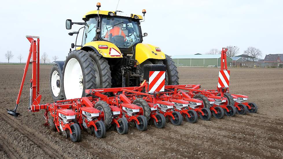 Hij zaait met een 12-rijige Kverneland Monopill 2. Het is het tweede jaar dat het loonbedrijf met deze machine werkt. De zaaimachine is voorzien van GPS-gestuurde secties.