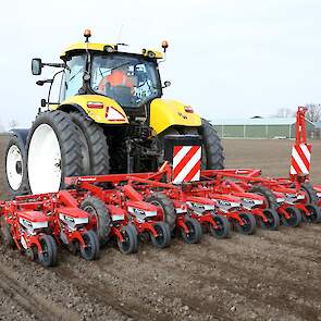 Hij zaait met een 12-rijige Kverneland Monopill 2. Het is het tweede jaar dat het loonbedrijf met deze machine werkt. De zaaimachine is voorzien van GPS-gestuurde secties.