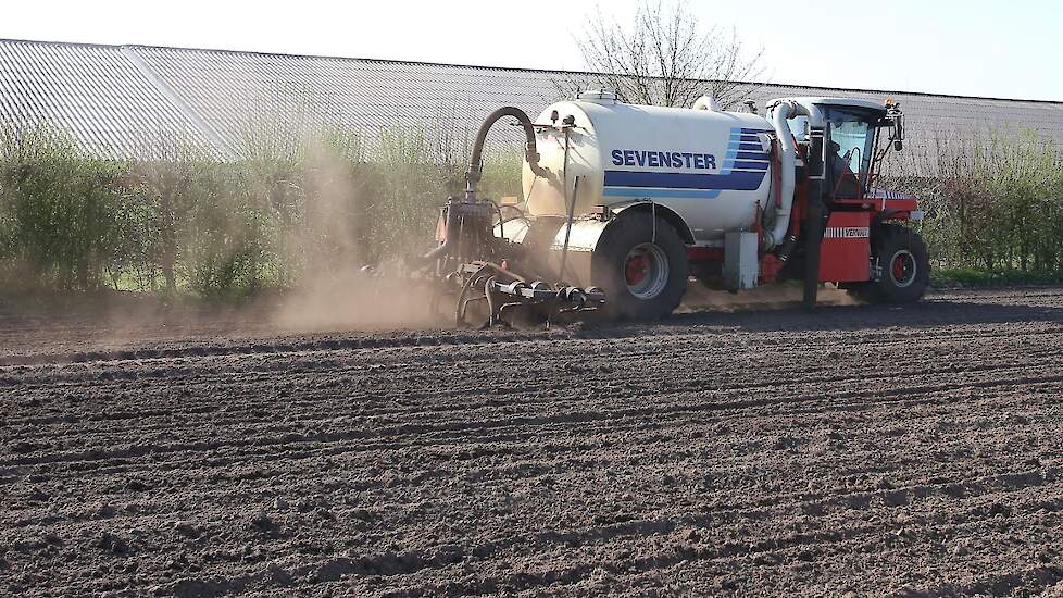 Fotoserie: Drijfmest uitrijden op zandgrond; ‘Het stuift al aardig’