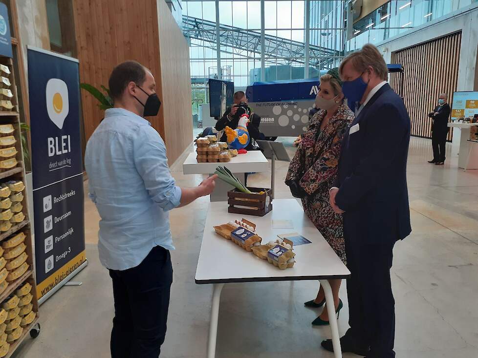 Pluimveehouder Peter Janssen uit Ysselsteyn in gesprek met koning Willem-Alexander en koningin Maxima tijdens het streekbezoek in Venlo (LB).