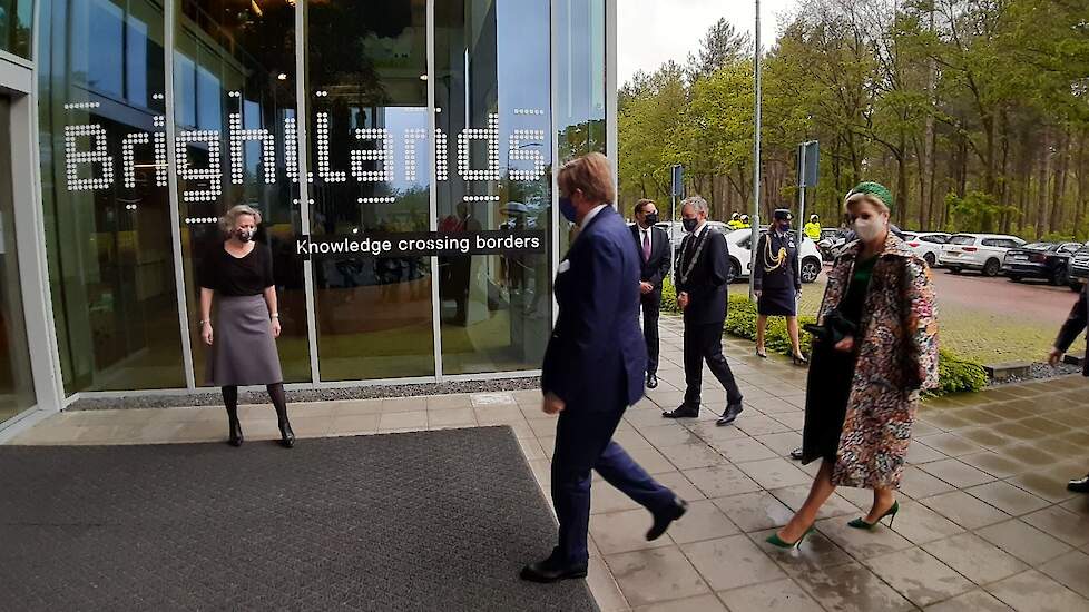 De koning en koningin komen aan op de Brightlands Campus Greenport in Venlo (LB).