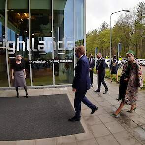 De koning en koningin komen aan op de Brightlands Campus Greenport in Venlo (LB).