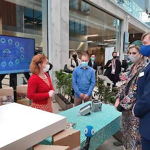 Tijdens het streekbezoek had LLTB een aantal bedrijven geselecteerd die staan voor innovatieve landbouw. Hier luisteren de koning en koningin naar het verhaal van fruitboomkwekerij Fleuren uit Baarlo (LB).