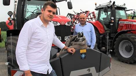 Rick en Willem op het terrein van loonwerkert Fikkert in Wijster, vanaf waar zij hadden willen ontsnappen.