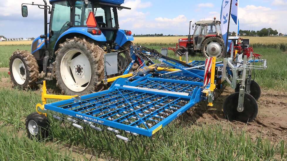 Ook in de uien ligt een proef met mechanische onkruidbestrijding. De belangstelling voor mechanische onkruidbestrijding neemt ook in de uienteelt toe. Maar, zegt Hanko Blok van CZAV, de combinatie van mechanisch én chemie blijft het beste resultaat geven.