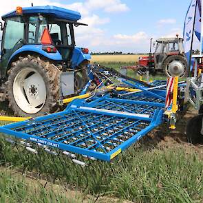 Ook in de uien ligt een proef met mechanische onkruidbestrijding. De belangstelling voor mechanische onkruidbestrijding neemt ook in de uienteelt toe. Maar, zegt Hanko Blok van CZAV, de combinatie van mechanisch én chemie blijft het beste resultaat geven.