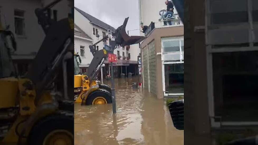 Loonbedrijf Cerfontaine evacueert inwoners Valkenburg 14-07-2021