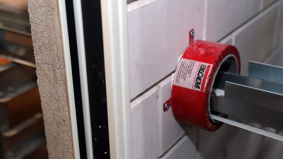 Extra brandwerende deuren en smeltringen rondom de eierband om bij een eventuele brand het dierverblijf en het eierlokaal volledig gescheiden te houden zodat de brand niet kan overslaan.