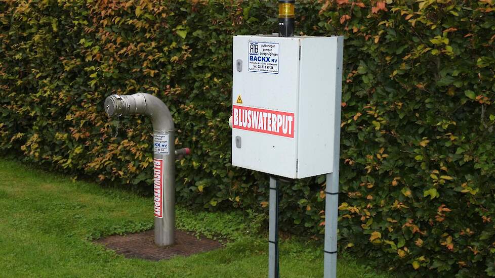 Op beide locaties moest de familie van de gemeente Kalmthout investeren in een watervoorziening voor de brandweer. Op de ene locatie is er een boorput en op de andere locatie een waterput van 300.000 liter. Dit water kunnen ze ook gebruiken voor buiten te