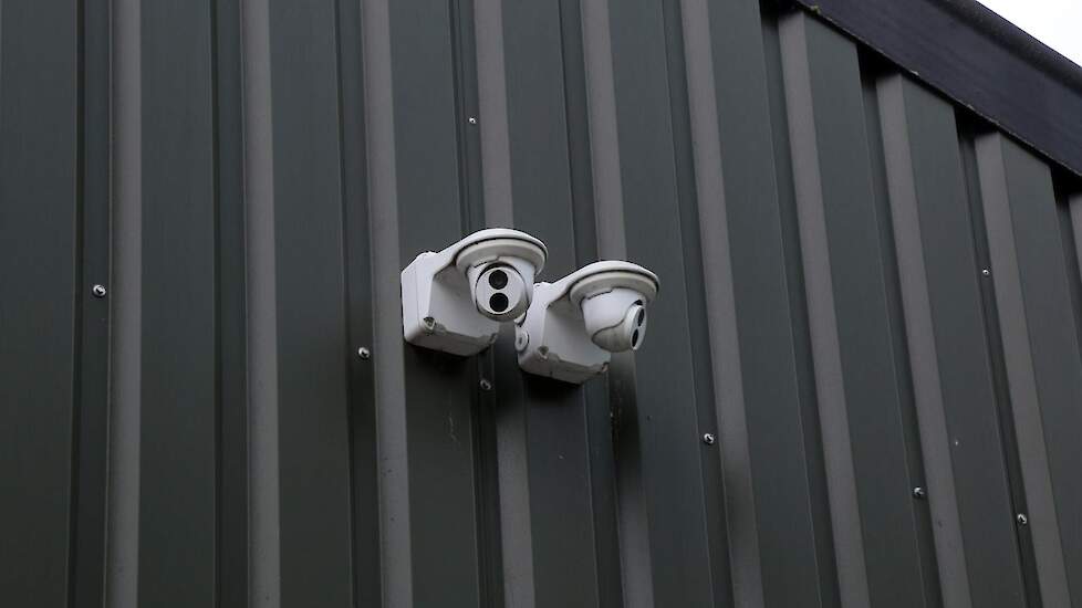 Op zijn thuislocatie installeerde hij beveiligingscamera’s. „Dankzij de camera’s kunnen we zien wie er op het erf loopt. Ik ben zelf namelijk niet de hele dag op ons erf, maar vooral in de stallen of even binnen bij mijn vrouw en kinderen.”