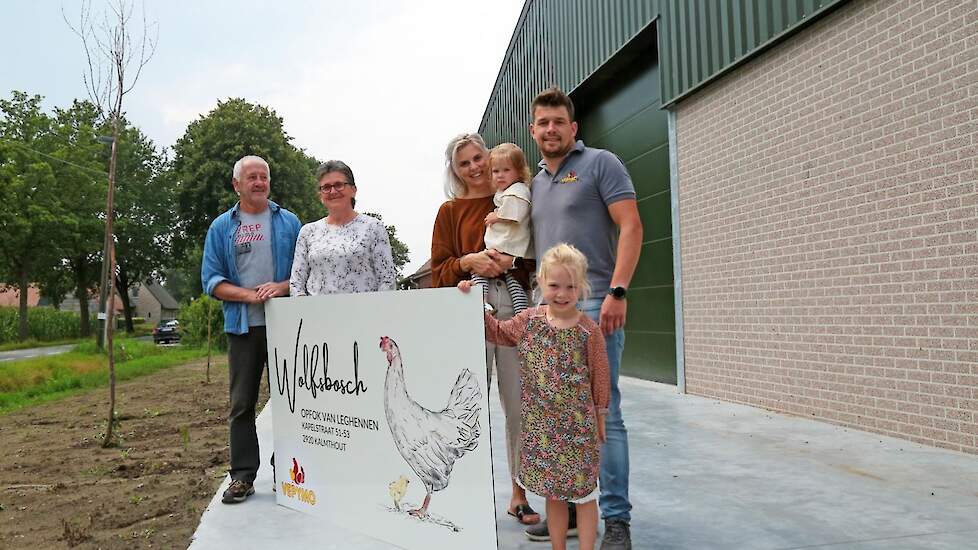 De familie ontving begin augustus een bedrijfsbord van broederij en opfokorganisatie Vepymo, waar de familie op basis van voergeld hennen voor opfokt. „Ons opfokbedrijf aan de Kapelstraat 51 heet Wolfsbosch. Onze opfoklocatie aan de Kapelstraat 71 Akkerbo