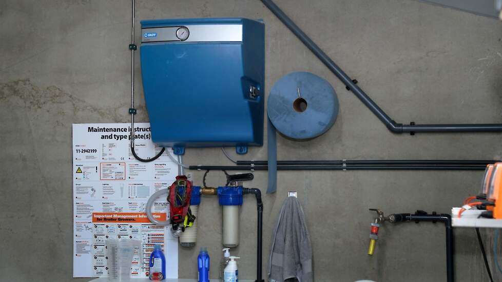 De opfokkers kozen in hun nieuwe stal voor het eerst voor nevelkoeling. In hun oude stallen werken ze hier nog niet mee. „De temperaturen worden in de zomer steeds extremer. In augustus 2019 was het hier buiten 40 graden Celsius. Indien de hennen bij een
