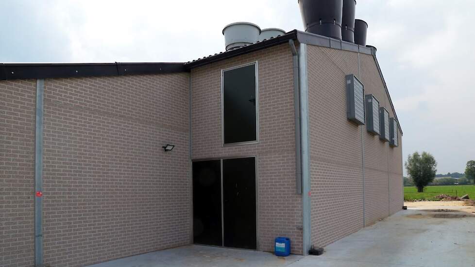De familie moest van de gemeente Kalmthout voor lengteventilatie kiezen omdat hun bedrijf op amper twee kilometer van de bebouwde kom van het dorp Kalmthout ligt. „We moesten één emissiepunt hebben. Zover mogelijk van de bebouwde kom van Kalmthout”, verkl