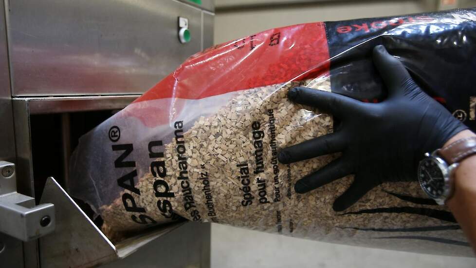 In de rookgenerator gaat 25 kilogram gecertificeerd beukenhout geschikt voor voedselbereiding. Via luchtcirculatie met de juiste luchtvochtigheid en temperatuur, gaat de gerookte lucht via buizen naar de containers met de eieren. Het rookproces duurt zo’n