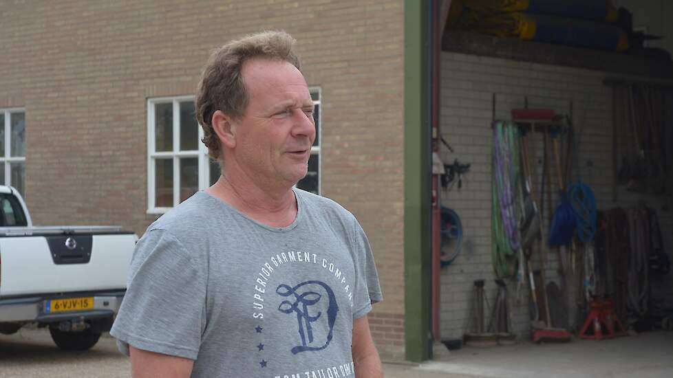 Regelmatig ziet hij fietsers of wandelaars stilstaan om de borden te lezen. En als hij ook maar enigszins tijd heeft, loopt hij er naar toe om met de mensen in gesprek te gaan. Dat wordt gewaardeerd, merkt hij. „De meeste mensen willen graag meer horen ov