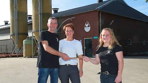 Femke van den Berg (22) neemt het leghennen- en melkveebedrijf in de toekomst over van haar ouders Maarten (55) en Marieke (53). Op de achtergrond hun etagestal.