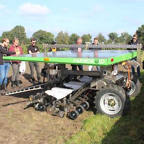 Farmdroïd, een autonome zaai- en schoffelmachine. De machine onthoudt de zaailocaties en kan daardoor snel en efficiënt schoffelen. Met behulp van de zonnepanelen en accu's is een werkdag van 14 tot 16 uur mogelijk. Een zesrijer kost 70.000 euro, inclusie