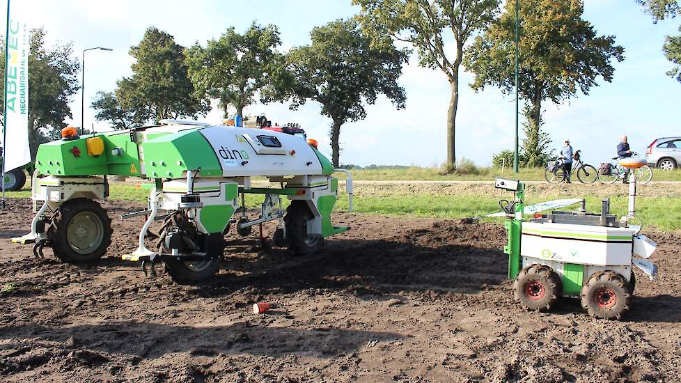 Broer en zus Naïo Dino (li) en Naïo Oz. De Oz wordt al ingezet bij een aardbeienteler die automatisch de ruimte onder zijn bedden schoon kan houden. De Oz is ook bedoeld voor werk in boomgaarden en dergelijke. De Dino is een robot met in dit geval een sch