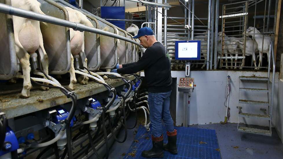 Sander Bremer melkt een paar keer in de week zelf. Voor de andere melkers is de verstelbare vloerplaat handig.
