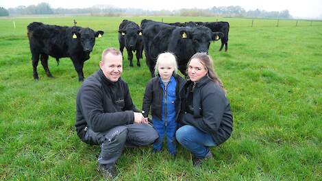 Pieter Brouwer en Melissa van der Vlugt met dochter Floor. Ze houden 29 Black Angus runderen, maar willen het aantal fors uitbreiden.