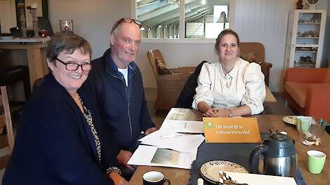 Kees en Connie Steendijk (links) tekenen een contract met Sandra den Adel van Staatsbosheer.