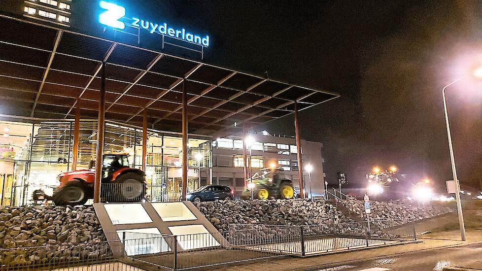 Het Zuyderland ziekenhuis in Heerlen werd als eerste aangedaan. "Met de verlichte trekkers hopen we vele lichtpuntjes te geven in deze moeilijke tijden. Met deze lichtjestocht willen we ook een dankbaar gebaar maken naar alle zorgverleners in deze moeilij