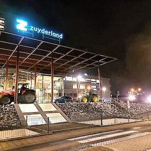 Het Zuyderland ziekenhuis in Heerlen werd als eerste aangedaan. "Met de verlichte trekkers hopen we vele lichtpuntjes te geven in deze moeilijke tijden. Met deze lichtjestocht willen we ook een dankbaar gebaar maken naar alle zorgverleners in deze moeilij