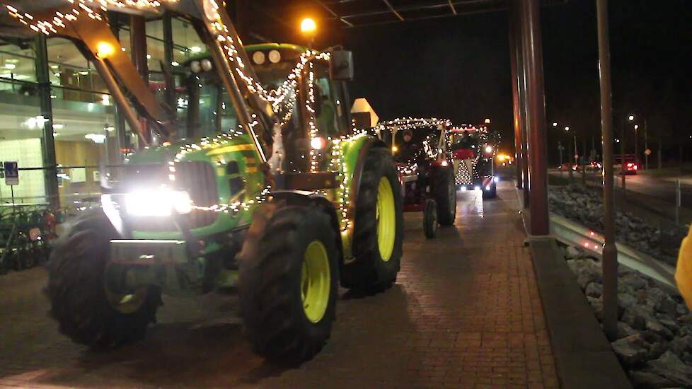 Limburgse boeren maken met hun tractoren een lichtjestocht langs zieken- en verzorgingshuizen.