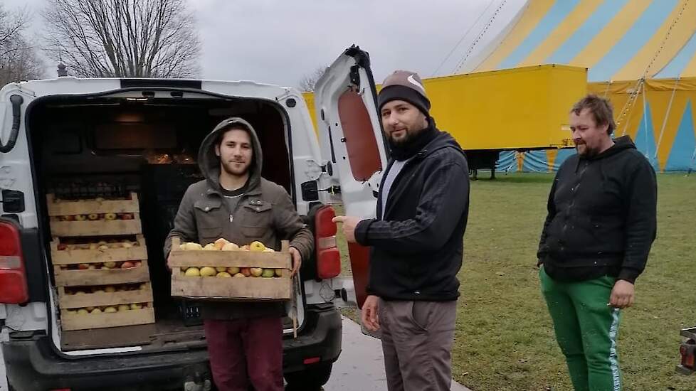 Medewerkers van Circus Renz nemen de Limburgse appelen voor de circusdieren in ontvangst.
