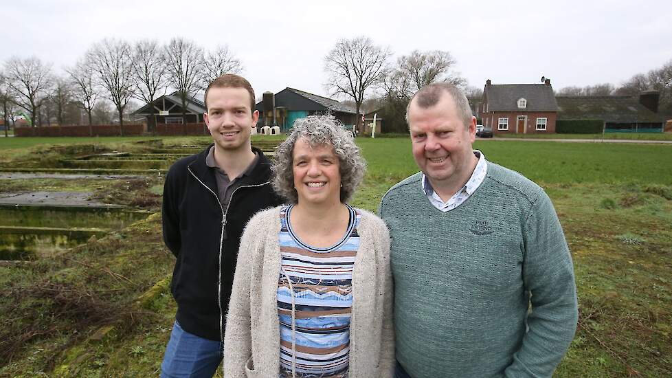 Arjan, Ingrid en Jan van Esch op de plek waar nu nog restanten van een oude varkensstal zichtbaar zijn. Hier komt de nieuwe Koeientuin. Op de achtergrond het bestaande bedrijf.