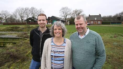 Arjan, Ingrid en Jan van Esch op de plek waar nu nog restanten van een oude varkensstal zichtbaar zijn. Hier komt de nieuwe Koeientuin. Op de achtergrond het bestaande bedrijf.