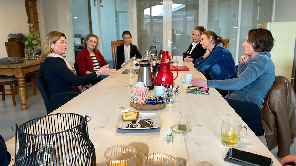 Minister Christianne van der Wal van Natuur en Stikstof (links) in gesprek met de boerinnen.