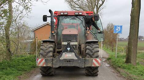 Dijkje met landbouwverkeer.