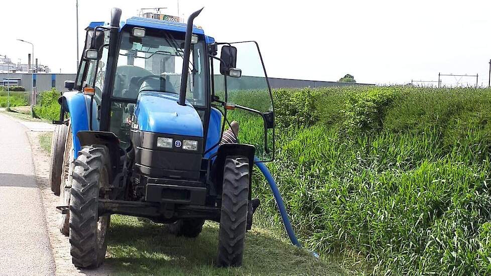 Het gezuiverde water komt voor een deel in sloten terecht, waarna boeren zelf het water uit de sloten kunnen pompen. Hiervoor hebben de elf deelnemende boeren wel een onttrekkingsvergunning bij hun eigen gemeenten moeten aanvragen.