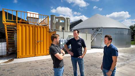 Veehouder Voet (midden) is erg tevreden over zijn vergister, vertelt hij aan Frederik Dejonghe (rechts) van Biolectric en Martijn den Besten (Jumpstart/FrieslandCampina).