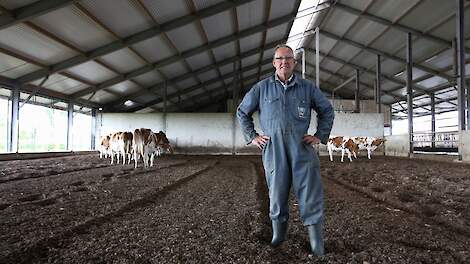 Melkveehouder Henk Hoefnagel gebruikt houtsnippers van een 5 hectare groot gehuurd productiebos als vulling voor de potstal.