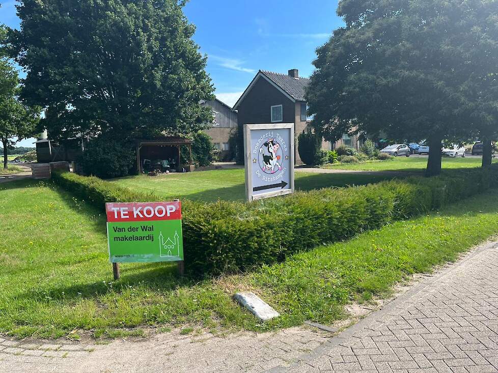 Te Koop-bord in de tuin van Van Bokhoven.