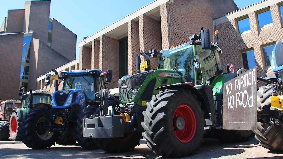 Dinsdag tegen twaalven verzamelden zich circa 100 Limburgse boeren, deels al met hun trekkers, bij het Gouvernementsgebouw in Maastricht. Een actie die pas op het laatste moment werd georganiseerd door enkele Zuid-Limburgse boeren en de rundvee studieclub