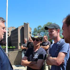 Roemer vindt dat de Limburgse boeren naar het Gouvernement moeten blijven komen. „Dan blijven we samen in gesprek en kunnen zo ook gezamenlijk optrekken richting Den Haag. Dit voor een fatsoenlijk perspectief.” Het LLTB-bestuur was vrijdag reeds te gast t