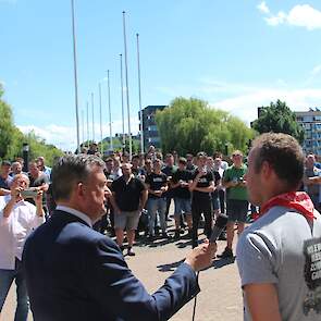 Gouverneur Emile Roemer (links) onderstreept dat hij geen probleem heeft met de boerendemonstratie bij het gouvernementsgebouw in Maastricht. „Het is van groot belang dat jullie er zijn. Hier bij het huis van de democratie. We willen luisteren naar wat er