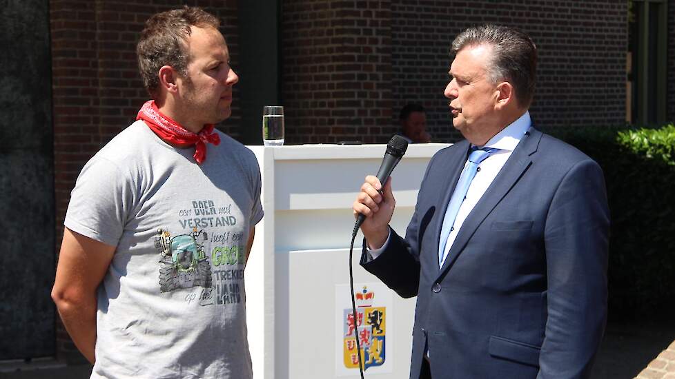 Melkveehouder Mark Houtackers uit Dieteren pleit bij de gouverneur voor meer duidelijkheid. „Regels en wetten waarmee we zeker tien vooruit kunnen. En geen regels die tijdens de wedstrijd steeds wijzigen.”